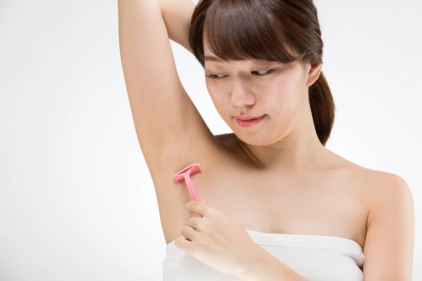 なぜ脇は黒ずむ？脱毛で解決できる理由