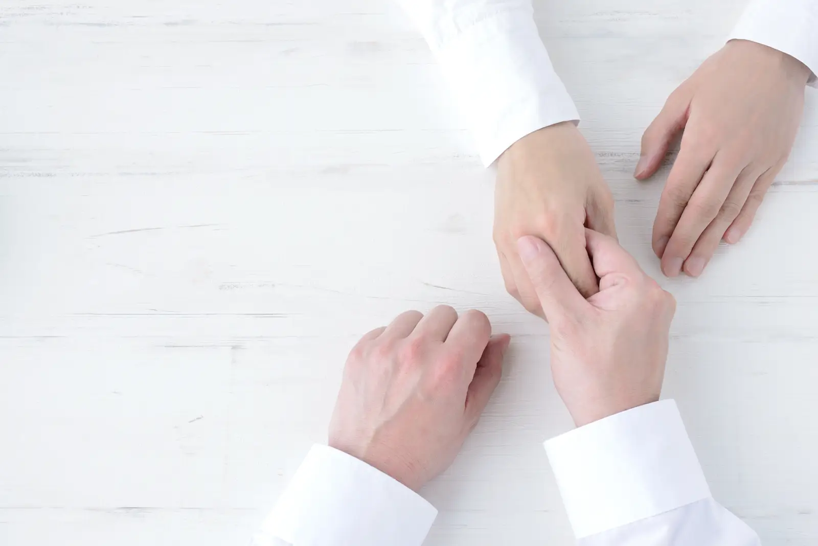 その指毛、彼は見てる。手元ブスを卒業する池袋脱毛ガイド