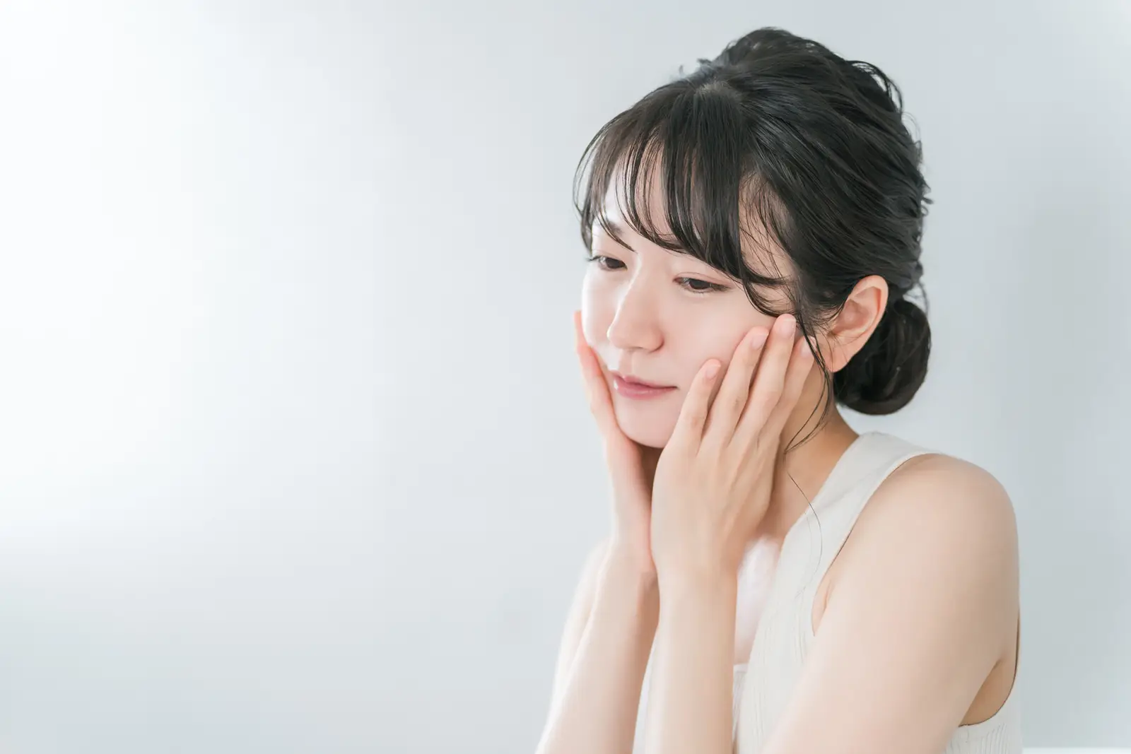 セルフ処理は危険！指・手の甲の肌トラブル